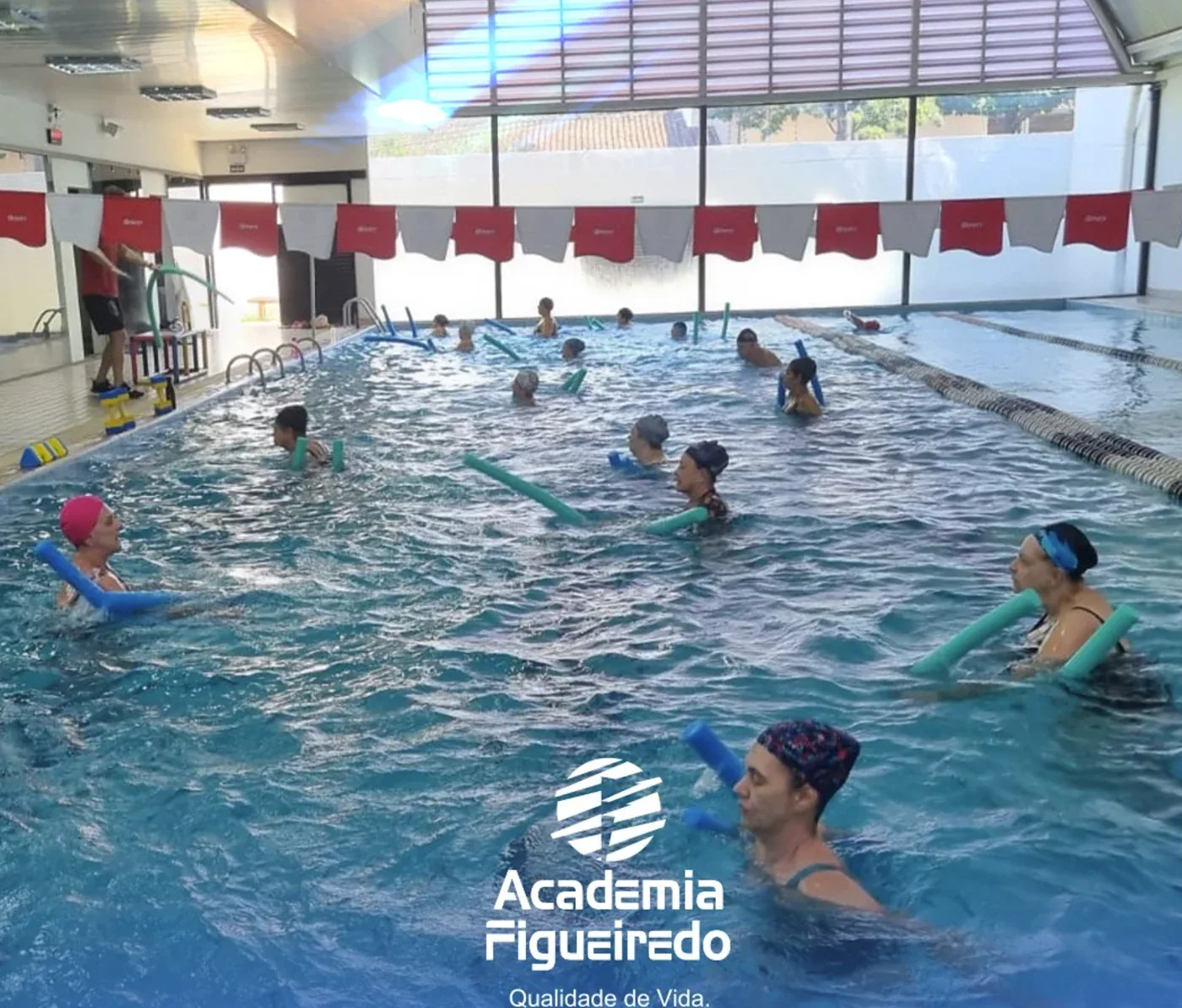 Aula de Hidroginástica na Academia Figueiredo