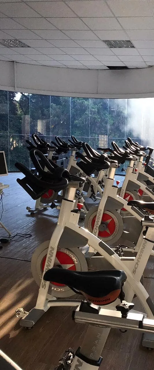 Sala de Spinning com bikes dedicadas da Academia Figueiredo